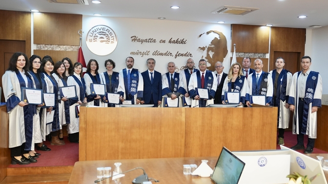 Ege Üniversitesi Senatosunda başarılı akademisyenler ve birimler ödüllendirildi